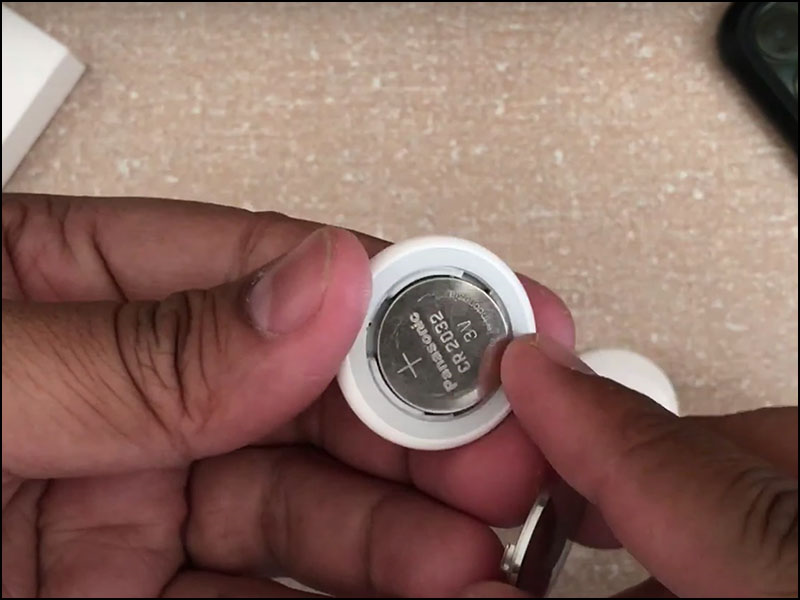 AirTag sẽ ph&aacute;t ra &acirc;m thanh khi lắp pin th&agrave;nh c&ocirc;ng